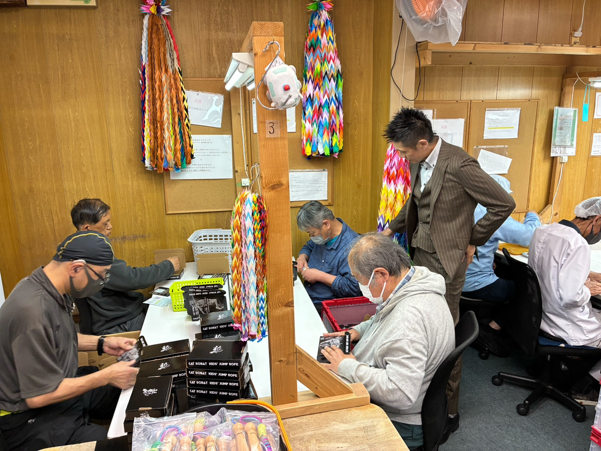 一点ずつ確認し、丁寧な作業を行う様子